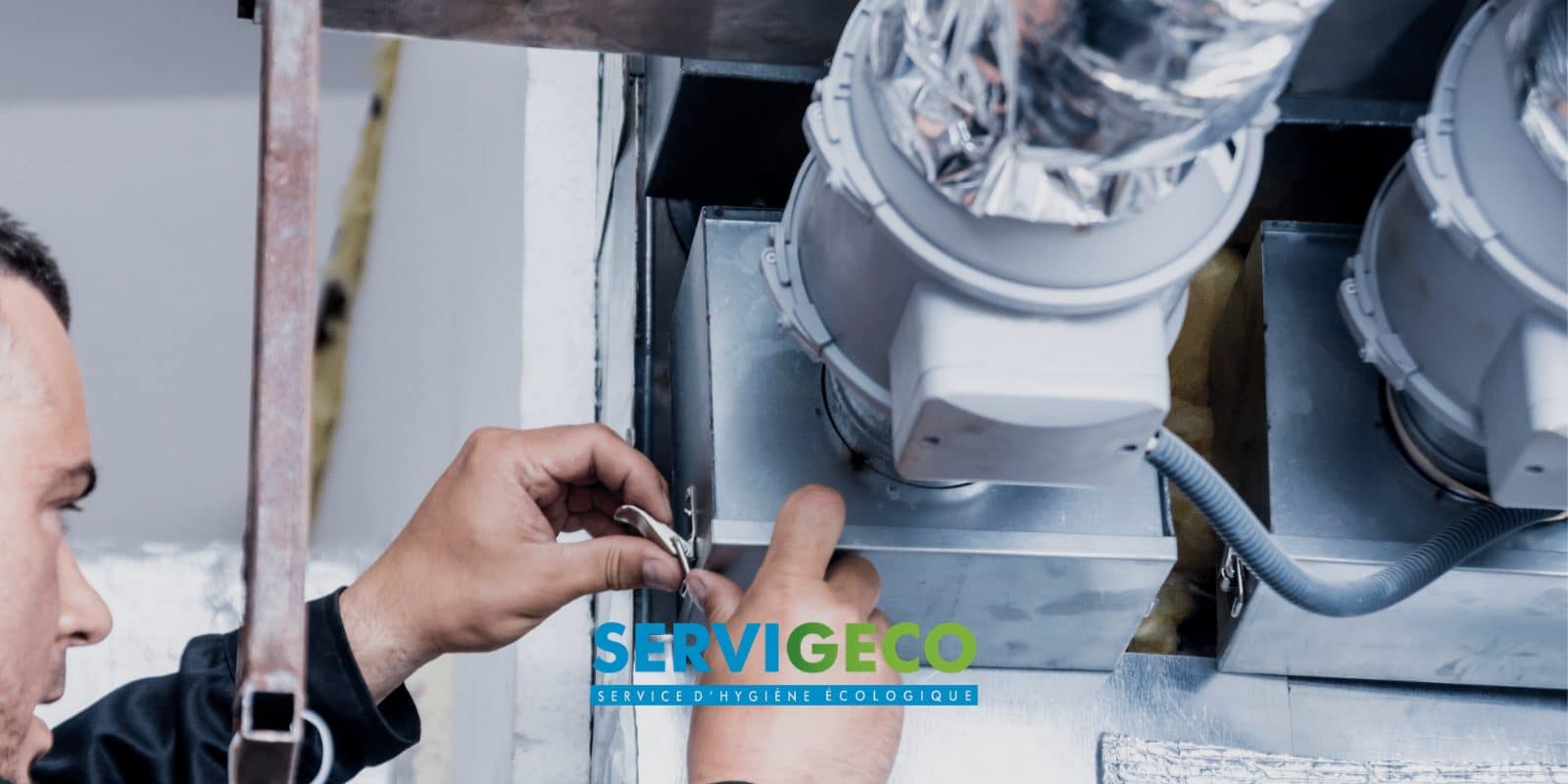 bouche d'extraction de VMC démontée pour nettoyage